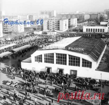 #ХроникаНефтекамска
Январь 1973 год.
Заместитель управляющего треста БНПС А.К. Юргенсон вручил символический ключ от торгового крытого павильона директору колхозного рынка Н.Д. Давлетовой. Внутри его площадь равно 1671 квадратному метру, зал рассчитан на 250 торговых мест.
#Нефтекамск
#РоднойНефтекамск
#Нефтекамск60