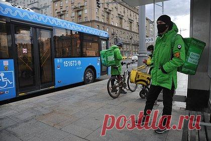 В России резко выросли зарплаты курьеров. За последние полгода спрос на курьеров в России вырос более чем в полтора раза (плюс 65 процентов), что привело к резкому увеличению их зарплат. В частности, в июле средний заработок доставщиков по стране составлял 45 тысяч рублей, но уже к октябрю вырос на 30 процентов. Так, рынок восстановился после весеннего спада.