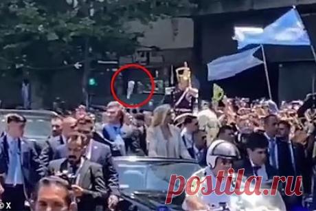 В нового президента Аргентины кинули бутылку на параде после инаугурации. В избранного президента Аргентины Хавьера Милея кинули стеклянную бутылку во время парада по улицам Буэнос-Айреса после церемонии инаугурации. Момент попал на видео. На кадрах видно, что бутылка пролетает в считаных сантиметрах от головы Милея в тот момент, когда он махал гражданам рукой.