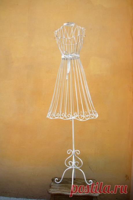 Манекены декоративные интерьерные ажурные металлические кованые и деревянные из массива белые и цветные в стиле Прованс и Кантри для дизайна интерьера квартиры, дома, дачи, кухни, столовой, спальни и гостиной, а также для ресторанов, магазинов, гостиниц и баров можно недорого купить в интернет магазине Уголок Прованса в Москве