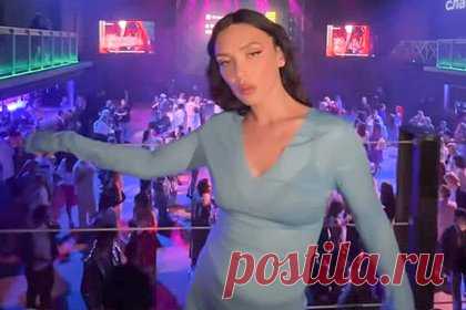 Бывшая солистка «Серебра» появилась на публике в прозрачном платье. Бывшая солистка популярной группы «Серебро» Ольга Серябкина появилась на публике в откровенном наряде и порадовала фанатов. 38-летняя знаменитость посетила премию «ВК Клипов» в прозрачном облегающем платье голубого цвета, оформленное V-образным декольте, и остроносых синих туфлях.