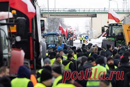Поляки начали блокировать еще один КПП на границе с Украиной. Польские фермеры начали блокировать контрольно-пропускной пункт (КПП) Корчова — Краковец. Об этом сообщает Государственная пограничная служба (ГПС) Украины. «По информации польских коллег, пикетчики планируют на один час заблокировать движение грузовиков, следующих на Украину», — говорится в сообщении службы.
