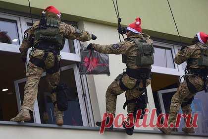 В Польше взорвался подарок с Украины. В штаб-квартире польской полиции взорвался подарок, который получил главный комендант полиции Польши на Украине, сообщают сотрудники ведомства. Подарок передал один из руководителей украинских служб. При взрыве комендант Ярослав Шимчик получил легкие травмы, его отвезли в больницу.