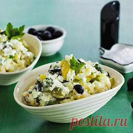 Кабачки и рис с сыром в мультиварке
Кабачки и рис с сыром в мультиварке — блюдо, которое готовится по принципу итальянского ризотто. Рис арборио — тот самый круглозерный сорт, что отвечает за кремовую текстуру, в мультиварке ведет себя послушно: вбирает бульон, отдает крахмал и превращается в нежную, обволакивающую массу.