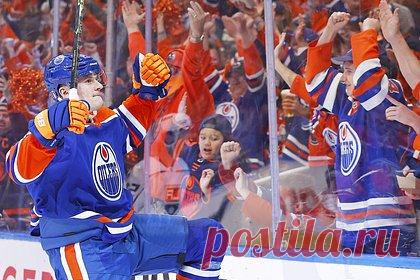 Пас российского хоккеиста помог «Эдмонтону» сравнять счет в серии с «Вегасом». «Эдмонтон Ойлерс» обыграл «Вегас Голден Найтс» в четвертом матче полуфинальной серии плей-офф Западной конференции Национальной хоккейной лиги (НХЛ). Встреча прошла в Эдмонтоне и завершилась со счетом 4:1 в пользу хозяев. Российский нападающий Клим Костин отметился голевой передачей.