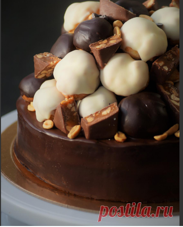 Шоколадный торт с  глазированными профитролями.