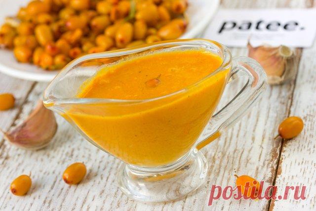 Облепихово-чесночный соус Этот достаточно необычный соус- просто находка для гурманов! Он пикантный, имеет концентрированный вкус, насыщенный солнечный цвет (именно благодаря облепихе) и чесночный аромат! К тому же, облепихово-чесночный соус ещё и полезный, ведь ягоды облепихи, как известно, обладают рядом лечебных свойств и их употребление благоприятно влияет на здоровье человека! Соус отлично подойдёт к мясным и рыбным блюдам, сделает их вкус ярким и придаст даже самым п...