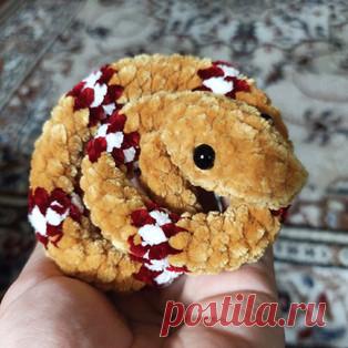 Змейка амигуруми. Схемы и описания для вязания игрушек крючком! Бесплатный мастер-класс от Дарьи Поляковой по вязанию плюшевой змейки крючком. Размер вязаной игрушки примерно 45 см. Для изготовления такой большой з…