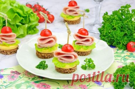 Канапе с сыром и ветчиной на шпажках рецепт за (25) минут Канапе с сыром и ветчиной на шпажках – миниатюрная закуска, которая готовится просто и быстро из простых продуктов.