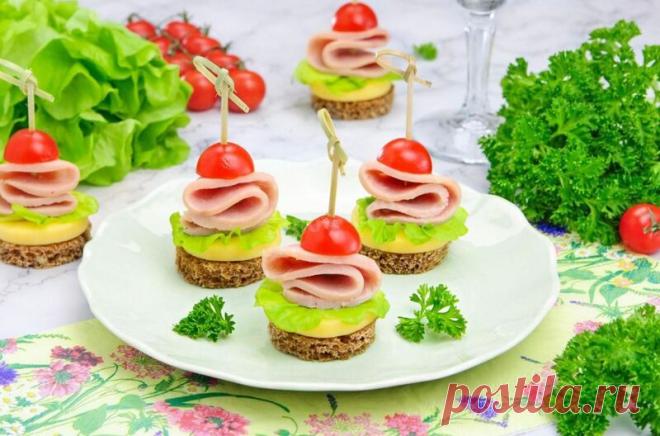 Канапе с сыром и ветчиной на шпажках рецепт за (25) минут Канапе с сыром и ветчиной на шпажках – миниатюрная закуска, которая готовится просто и быстро из простых продуктов.