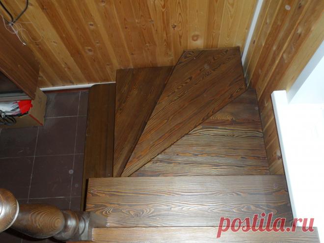 Для заключительной поверхностной обработки деревянных лестниц используются различные лаки и тонировки, что лучше проявляет текстуру дерева и даёт оптимальное сочетание с мебелью и паркетом. Кстати, цвет деревянной лестницы, как правило, подбирается под цвет дверей, полов и окон. 
Т. 294-01-63