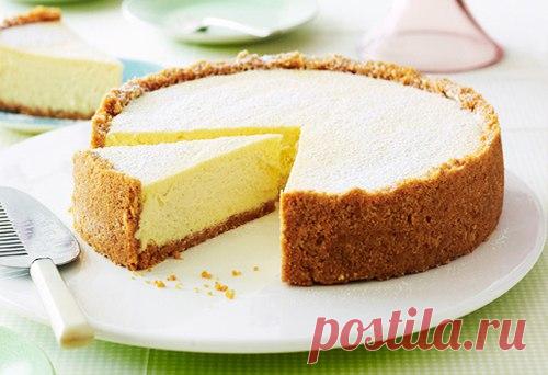 Чизкейк со сгущенкой (без выпечки). 

Ингредиенты: 
* 450 гр Сметана от 20 % жирности 
* 300 гр печенья 
* 100 гр растопленного сливочного масла 
* 300 гр хорошего сгущенного молока 
* 10 гр быстрорастворимого желатина 
* 3/4 стакана холодной кипяченой воды 

Приготовление: 
Разборную форму выстелить пергаментной бумагой. 
Размельченное в мелкую крошку печенье смешать с растопленным маслом. Смесь должна быть не жирной, но и не сухой. Выложить смесь в форму и хорошо уплотни...