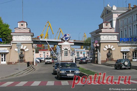 Сидят в одесском ресторанчике американец, немец и еврей. Когда  почти все было выпито, стали обсуждать своих жен, у кого жена толще!!!  Американец говорит:
- господа, когда мы с женой должны лететь самолетом, я заказываю для нее сразу два места!
 - это еще, что, говорит немец, когда мы с женой идем  в театр, я бронирую для нее сразу три места!!!
- слушайте сюда, говорит еврей, когда я приношу в прачичную Сарачкино нижнее белье, то мне с умным видом говорят, что они чехлы от танков не принимаю