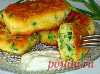 📌Самые ленивые пирожки с яйцом и зелёным луком за 10 минут 
-----------------------------------------------------------------------------------------------
Любимые пирожки и оладьи в одном флаконе! 
Вкус – потрясающий, готовка – моментальная! 
-----------------------------------------------------------------------------------------------
Самые ленивые пирожки с яйцом и зелёным луком 
Ингредиенты: 
— Яйца — 2 шт. сырых и 2 шт. варёных 
— Кефир — 0,5 л 
— Сметана — 0,5 стак...