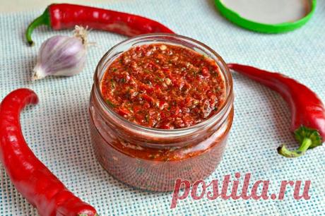 Заготовка грузинской АДЖИКИ на зиму Ингредиенты на 2 восьмисот граммовые банки: 1 кг красного перца чили 500 г сладкого красного перца 100 г чеснока по 50 г кинзы, зелени сельдерея и петрушки 30 мл уксуса 1 ч. л. молотого кориандра 250 г крупной нейодированной соли растительное масло Приготовление (2 ч 30 мин): 1. Чили разложите на большом подносе и подвяльте …
