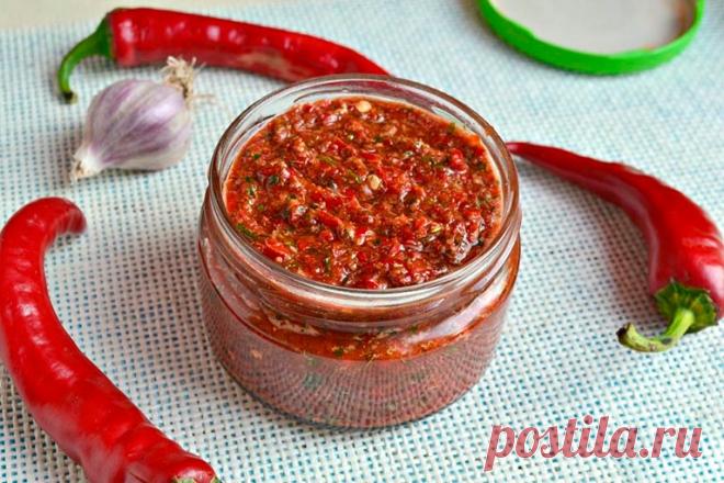Заготовка грузинской АДЖИКИ на зиму Ингредиенты на 2 восьмисот граммовые банки: 1 кг красного перца чили 500 г сладкого красного перца 100 г чеснока по 50 г кинзы, зелени сельдерея и петрушки 30 мл уксуса 1 ч. л. молотого кориандра 250 г крупной нейодированной соли растительное масло Приготовление (2 ч 30 мин): 1. Чили разложите на большом подносе и подвяльте …