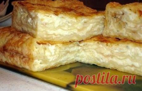 Ачма с творогом. Очень вкусно!
на 100грамм - 132.61 ккалБ/Ж/У - 10.96/3.96/13.18

Ингредиенты:
Лаваш армянский - 2 шт.
Творог 0% - 500 гр.
Сыр Сулугуни - 200 гр.
Кефир 3.2% - 400 мл.
Укроп - 40 гр.
Соль - 1 ч. л.

Приготовление:
На крупной терке измельчить сыр, добавить его к творогу, посолить и хорошо перемешать.
Нарезать лаваш на одинаковые по размеру пласты.
Вылолжить первый лист лаваша на глубокий противень и смазать кефиром.
Выложить творожно-сырную начинку.
Следующий...