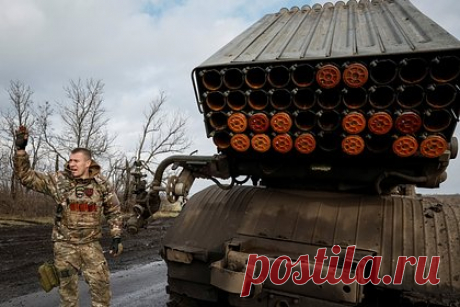 На Украине раскрыли еще одну коррупционную схему в Минобороны. Национальное антикоррупционное бюро Украины (НАБУ) раскрыло еще одну коррупционную схему в Министерстве обороны по закупкам продуктов для Вооруженных сил Украины по завышенным ценам. «Таким образом недобросовестные поставщики получают сверхприбыль и фактически наживаются на армии», — говорится в сообщении.