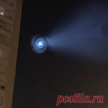 Сотни людей из разных уголков России наблюдали в небе крутящееся НЛО