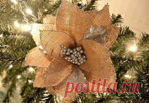 Новогодний цветок из мешковины! Мастер-класс! 
Для работы нам понадобится: 
мешковина; 
жидкий клей; 
блестки; 
широкая кисточка; 
розетка; 
бусины, листочки для украшения. 
Шаг 1 
Первым делом из куска мешковины вырежьте лепестки для цветка. Для этого не понадобится выкройка — резать можно на глаз, делая лепестки немного разными по размеру. У вас должно получиться примерно 10-15 заготовок. 
Шаг 2 
С помощью широкой кисточки смажьте каждый лепесток клеем. Экономить не нужно — клея берите по