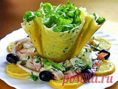 Сырные корзиночки
Cook Good - лучшие рецепты
Ингредиенты:
- кальмары - 400 г
- 3 небольших свежих огурчика (или китайская капуста)
- 2 вареных яйца
- 300 г сыра
- майонез для заправки