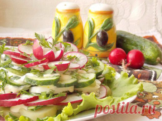 Весенний слоёный салат

Самый простой весенний салат из редиса, яйца и огурцов, оформленный по-новому, становится похожим на праздничный, нарядный торт. Обычно мы готовим салаты так: нарезали, заправили, перемешали. Со слоёными салатами скорей ассоциируются «зимние», калорийные варианты, наподобие «Мимозы» или «Самоцветов». А вот салат из весенних овощей в таком исполнении я попробовала впервые. И новая подача знакомого блюда пришлась нам по вкусу.