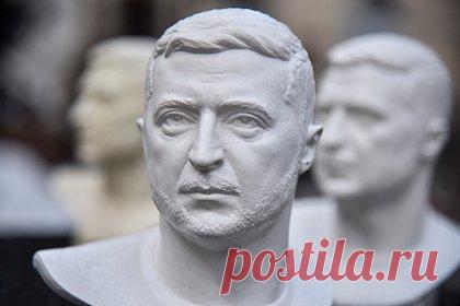 Конгрессмен в США предложил установить в Капитолии бюст Зеленского. Американский конгрессмен-республиканец из Южной Каролины Джо Уилсон предложил установить в здании Капитолия бюст президента Украины Владимира Зеленского. Политик предложил купить бюст и демонстрировать его в «подходящей для этого постоянной локации в крыле палаты представителей Капитолия».