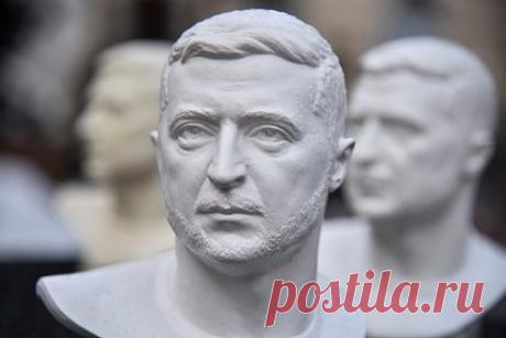 Конгрессмен в США предложил установить в Капитолии бюст Зеленского. Американский конгрессмен-республиканец из Южной Каролины Джо Уилсон предложил установить в здании Капитолия бюст президента Украины Владимира Зеленского. Политик предложил купить бюст и демонстрировать его в «подходящей для этого постоянной локации в крыле палаты представителей Капитолия».