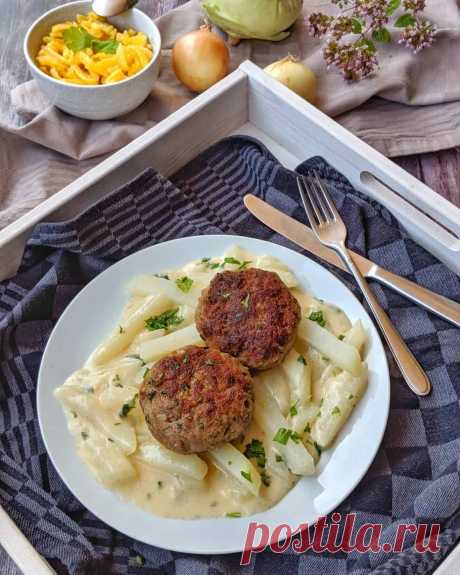 Kohlrabigemüse in heller Soße mit Frikadellen und Spätzle Kohlrabigemüse in heller Soße mit Frikadellen und Spätzle, das erinnert viele von uns an die Kindheit. Echte, ehrliche Hausmannskost, die so gut geschmeckt hat. Kohlrabigemüse in heller Soße mit Frikadellen und Spätzle ist ein gesundes