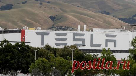 Авиабомбу нашли около завода Tesla в Германии. Неразорвавшуюся авиационную бомбу времен Второй мировой войны обнаружили неподалеку от завода Tesla под Берлином. Об этом сообщает телерадиокомпания Rundfunk Berlin-Brandenburg (RBB). По ее данным, снаряд весом 250 кг был найден в лесу, ...