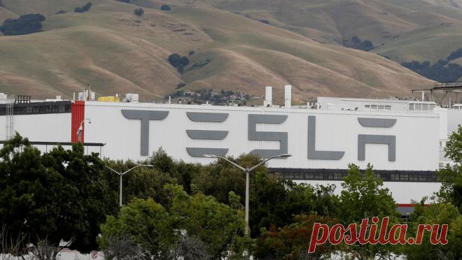 Авиабомбу нашли около завода Tesla в Германии. Неразорвавшуюся авиационную бомбу времен Второй мировой войны обнаружили неподалеку от завода Tesla под Берлином. Об этом сообщает телерадиокомпания Rundfunk Berlin-Brandenburg (RBB). По ее данным, снаряд весом 250 кг был найден в лесу, ...