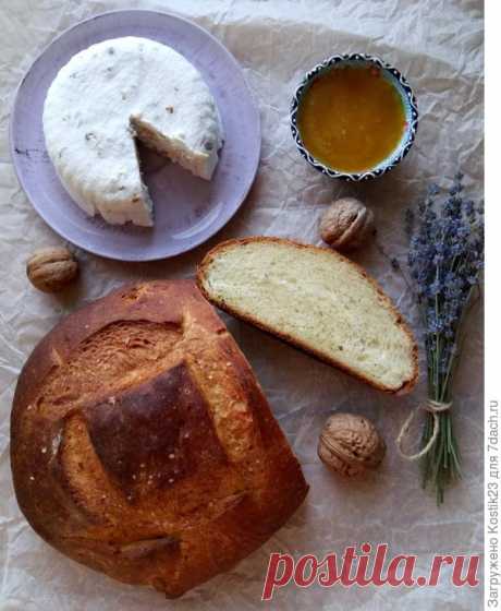 Домашний хлеб с мёдом и лавандой и Мягкий сыр с грецким орехом