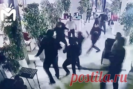 Драка на ножах из-за девушки в хиджабе в российском городе попала на видео. В одном из клубов в Махачкале началась драка из-за девушки, танцевавшей в хиджабе. Один из посетителей клуба по имени Ирасхан сделал замечание мужу девушки, после чего завязалась потасовка, попавшая на видео. Во время драки раскритиковавший внешний вид девушки мужчина достал нож и ранил троих человек.