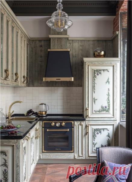 Маленькая п-образная кухня в викторианском стиле с фасадами с выступающей филенкой