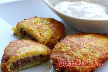 Картофельные драники с мясом. Свежеприготовленные драники имеют невероятный вкус и аромат 
Ингредиенты:
Говяжий фарш200 гКартофель1,2 кгЛук2 шт.Вода2 ст. л.Мука&gt;2 ст. л.Сметана2 ст. л.Яйцо1 шт.Сольпо вкусуЧерный перец (молотый)по вкусу
Приготовление:
 
Очистите картофель и натрите его н…