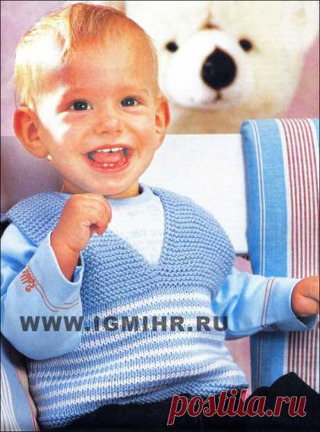 Безрукавка бело-голубого цвета для малыша 9-12 месяцев. Спицы