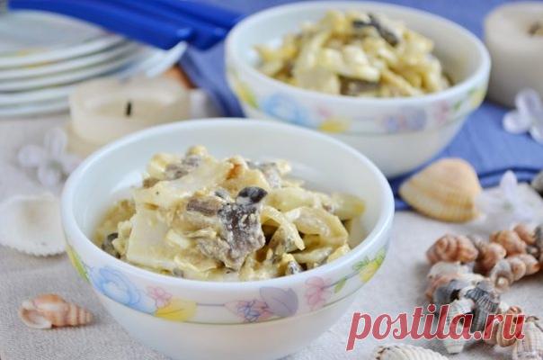 Салат из кальмаров 

Ингредиенты: Кальмары — 200 Грамм Грибы — 200 Грамм Яйцо — 2-3 Штук Луковица крупная — 1 Штука Соль — По вкусу Перец черный молотый — По вкусу Масло растительное — 2 Ст. ложки Майонез — 1-2 Ст. ложек Количество порций: 2

Как приготовить 