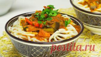 Лагман с говядиной Лагман с говядиной – традиционное блюдо среднеазиатской кухни. Кто-то называет лагман супом, но это не совсем так, настоящий лагман подается с домашней лапшой и овощами, приготовленными на мясном бульоне с богатым набором специй. Настоящий лагман готовится в казане, где мясо и овощи обжариваются определенным образом и только в финале в казан добавляется вода. Именно такой способ приготовления считается правильным. Лагман с говядиной идеально подойдет к с...