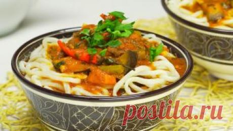 Лагман с говядиной Лагман с говядиной – традиционное блюдо среднеазиатской кухни. Кто-то называет лагман супом, но это не совсем так, настоящий лагман подается с домашней лапшой и овощами, приготовленными на мясном бульоне с богатым набором специй. Настоящий лагман готовится в казане, где мясо и овощи обжариваются определенным образом и только в финале в казан добавляется вода. Именно такой способ приготовления считается правильным. Лагман с говядиной идеально подойдет к с...