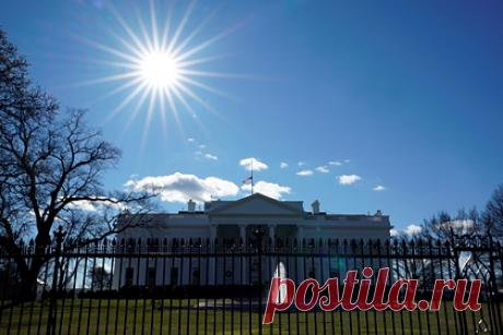 В США связали падение курса рубля с угрозой санкций. Высокопоставленный представитель Белого дома заявил, что наблюдающееся в последнее время падение рубля связано с санкциями, которые намерены ввести США в случае эскалации ситуации вокруг Украины. По его словам, нынешняя перемена в цене валюты и возможность дефолта «отражают значительность экономических санкций».