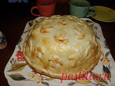 Курник
Берем домашнюю курицу (у меня была половинка) и варим бульон. Пока варится бульон делаем слоеное тесто, печем блины и готовим начинку. Тесто слоеное мне было лень делать и я купила готового 500 грамм. Блины выпекала сама, рецепт не пишу т.к. у каждой хозяюшки есть свой любимый рецепт блинов. Блинов нам надо штук 6-7-8 в зависимости от того сколько хотите слоев или сколько сделаете начинки.