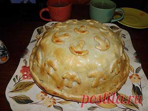 Курник
Берем домашнюю курицу (у меня была половинка) и варим бульон. Пока варится бульон делаем слоеное тесто, печем блины и готовим начинку. Тесто слоеное мне было лень делать и я купила готового 500 грамм. Блины выпекала сама, рецепт не пишу т.к. у каждой хозяюшки есть свой любимый рецепт блинов. Блинов нам надо штук 6-7-8 в зависимости от того сколько хотите слоев или сколько сделаете начинки.