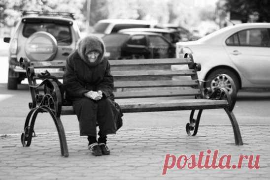 Расул Гамзатов
Не оставляйте матерей одних,
Они от одиночества стареют.
Среди забот, влюбленности и книг
Не забывайте с ними быть добрее.
Им нежность ваша – целый мир.
Попробуйте перехватить хотя б на миг
Вы в молодости собственную старость,
Когда ни писем от детей, ни встреч,
И самый близкий друг вам – телевизор
Чтоб маму в этой жизни поберечь,
Неужто нужны просьбы или визы?
Как бы ни манил вас бег событий,
Как ни влек бы в свой водоворот,
Пуще глаза маму берегите
От обид, от тягот и забот.