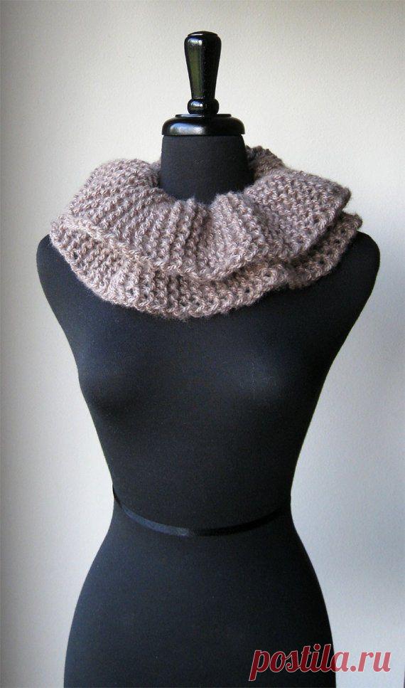 Taupe Mist Handknitted Шарф Воротник боа от KnitsomeStudio
