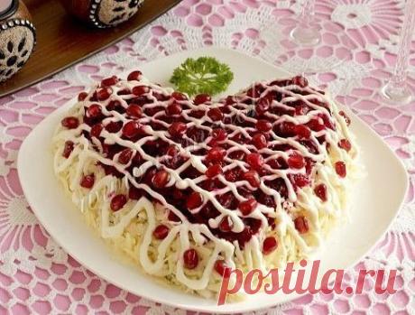 Салат Признание 

Ингредиенты 

Куриная грудка - 250 грамм; 
Свекла - 1 шт; 
Огурец маринованный - 150 грамм; 
Лук фиолетовый - 1 шт; 
Сыр твердый - 100 грамм; 
Майонез - по вкусу; 
Зерна граната для украшения. 

Процесс приготовления 

Отварную свеклу натереть на крупной терке или нарезать очень мелким кубиком. 

Отварную куриную грудку так же мелко нарезать. 

Измельчить маринованные огурчики и нарезать мелко лук. 

Твердый сорт сыра натереть на крупной терке. 

Собираем...