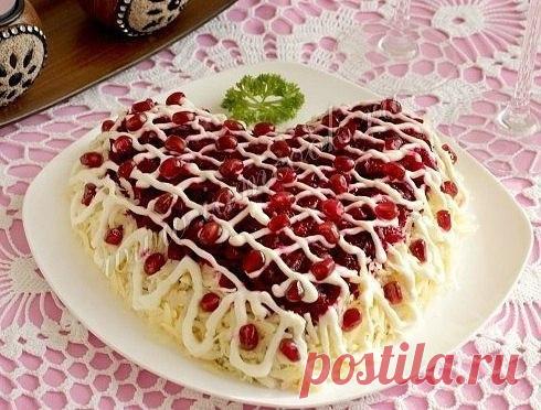 Салат Признание 

Ингредиенты 

Куриная грудка - 250 грамм; 
Свекла - 1 шт; 
Огурец маринованный - 150 грамм; 
Лук фиолетовый - 1 шт; 
Сыр твердый - 100 грамм; 
Майонез - по вкусу; 
Зерна граната для украшения. 

Процесс приготовления 

Отварную свеклу натереть на крупной терке или нарезать очень мелким кубиком. 

Отварную куриную грудку так же мелко нарезать. 

Измельчить маринованные огурчики и нарезать мелко лук. 

Твердый сорт сыра натереть на крупной терке. 

Собираем...