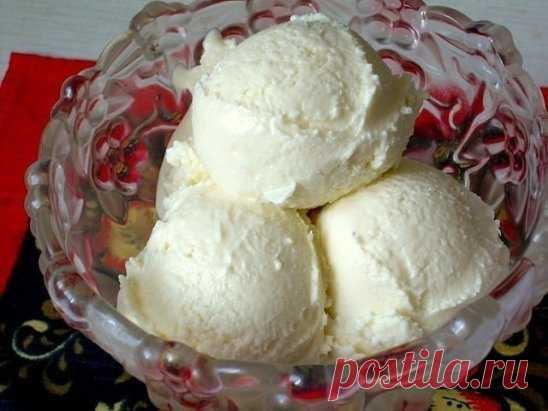 ДОМАШНЕЕ МОРОЖЕНОЕ, ВКУС СОВЕТСКОГО ПЛОМБИРА 
Ингредиенты: 
Сахар – 2 стакана 
Молоко –1 литр 
Масло сливочное – 100гр 
Крахмал – 1 ч.л. 
Желтки яичные – 5 шт. 
Приготовление: 
Сливочное масло опускаем в подогретое молоко и доводим его до кипения. В другой емкости соединяем сахар, крахмал и желтки, перемешиваем и растираем все до однородной массы. После чего добавляем сюда немного молока, в результате должна получиться масса по консистенции как жидкая сметана. 
Тем временем молоко закипело и