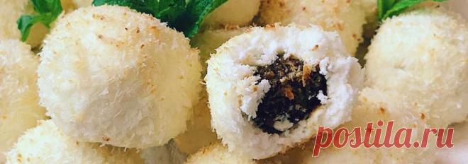 Конфеты из творога в кокосовой стружке • Рецепт Нежные творожные конфеты с финиками и орехами в кокосовой стружке очень вкусные и полезные.