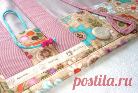 Пенал-органайзер для резинок и заколок - это функциональная и нужная вещь, такому подарку радуются не только дети, но и родители. Дети обожают все новое, девочка с удовольствием будет раскладывать свои резинки и заколки в новый органайзер, попутно разместив там небольшой блокнот, ручку/карандаши или мыльные пузыри. Родители же приходят в восторг от такого подарка, потому что теперь все резинки и заколки будут в одном месте, их не надо будет искать по утрам по всей квартире))