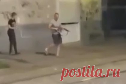 Полицейский защитил россиянина от дебошира с ружьем и получил ранение. В Краснодаре выясняются обстоятельства ранения полицейского из охотничьего ружья. ЧП произошло на Красноармейской улице, где поссорились двое мужчин. Словесная перепалка закончилась тем, что один из мужчин сходил домой и вернулся с ружьем наперевес, на пути у дебошира оказался полицейский.